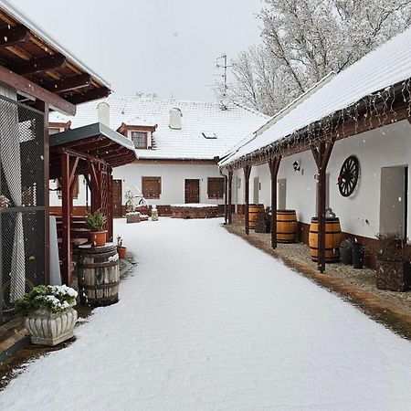 Zamecky Penzion Rotunda Břeclav Exterior foto