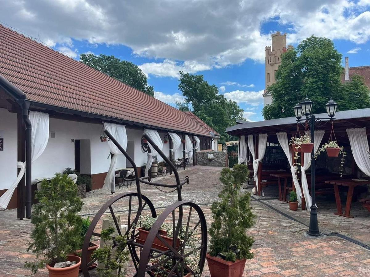 Zamecky Penzion Rotunda Břeclav Exterior foto