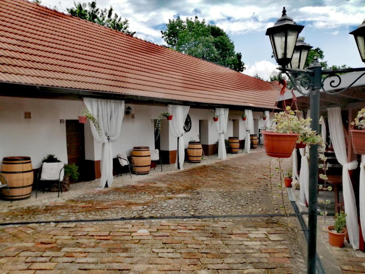 Zamecky Penzion Rotunda Břeclav Exterior foto