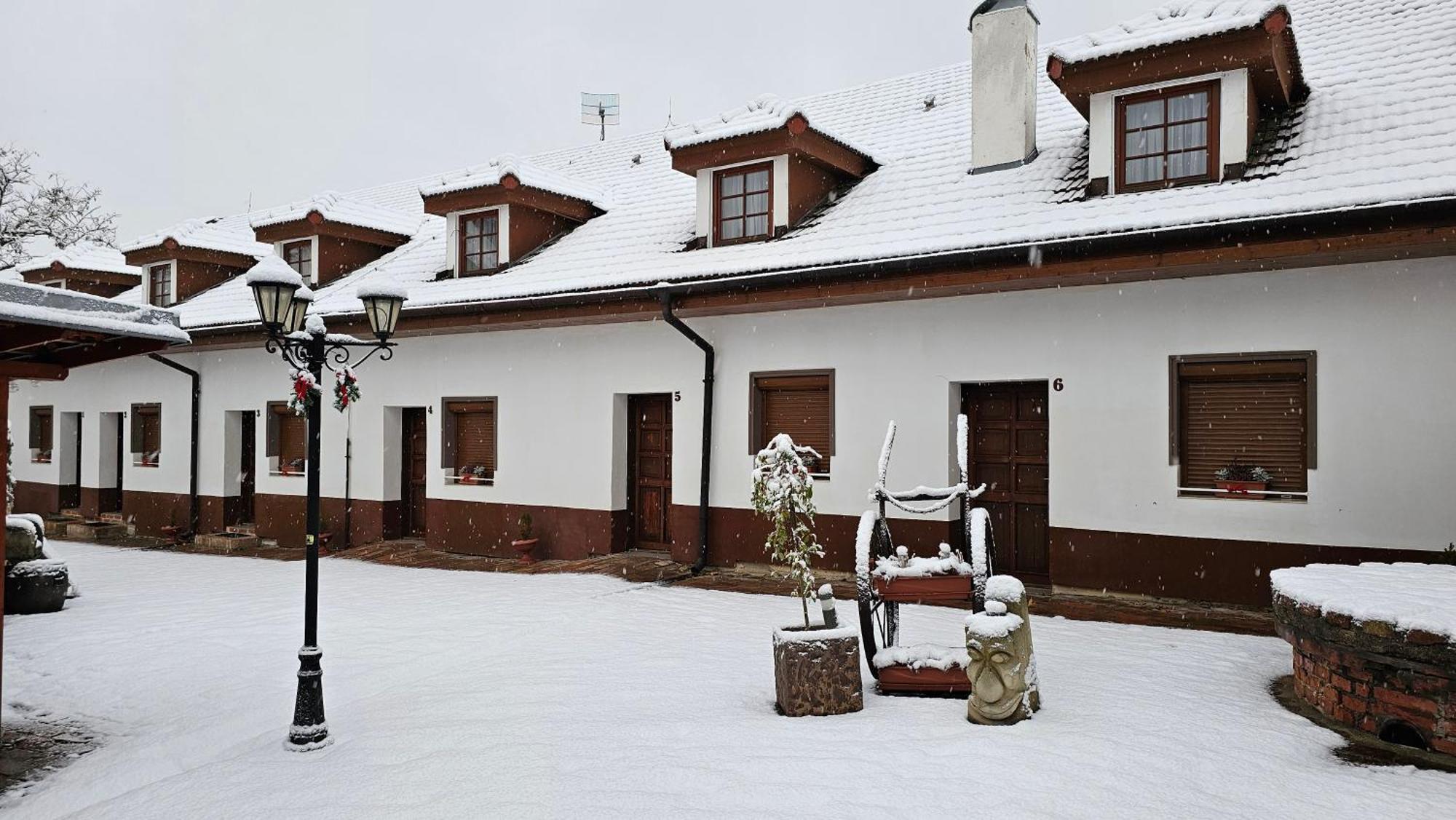 Zamecky Penzion Rotunda Břeclav Exterior foto