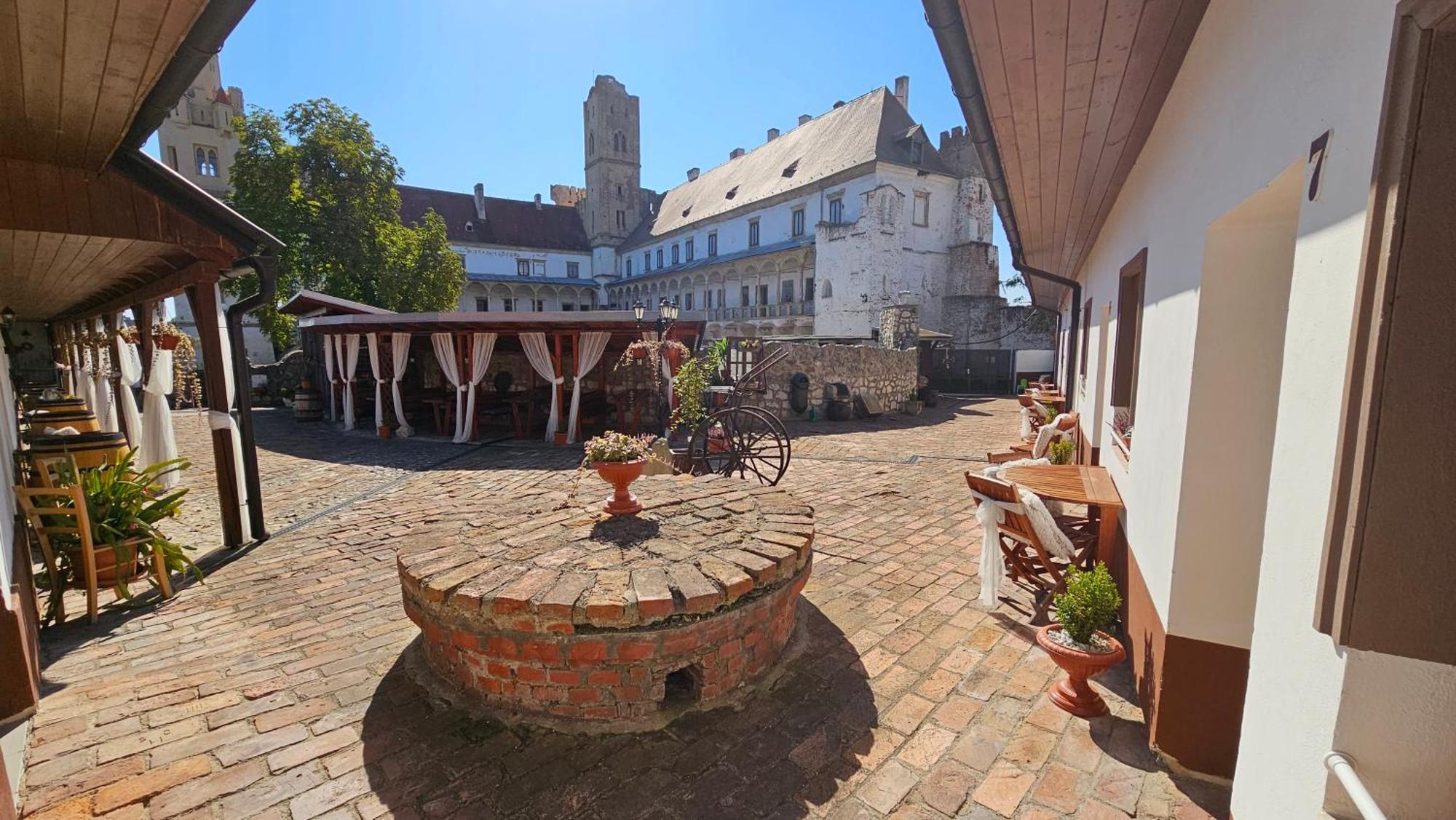 Zamecky Penzion Rotunda Břeclav Exterior foto